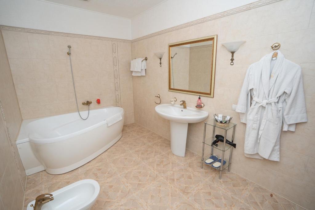 Hotel Piano Kiev Bagian luar foto